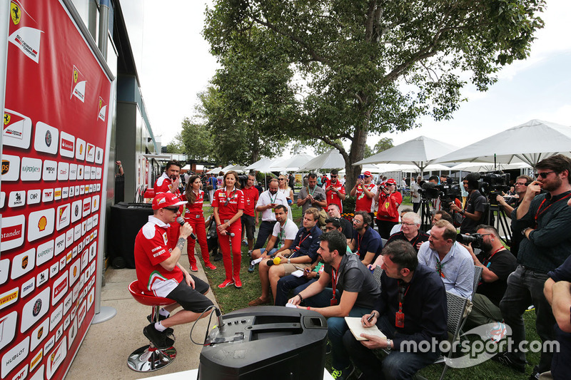 Raikkonen met de media
