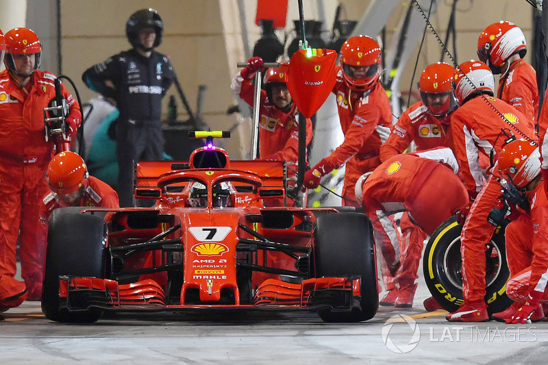 Insiden pitstop Kimi Raikkonen, Ferrari SF71H, menabrak mekanik