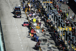 Dale Earnhardt Jr., Hendrick Motorsports Chevrolet, Hendrick Motorsports Chevrolet is greeted by tea