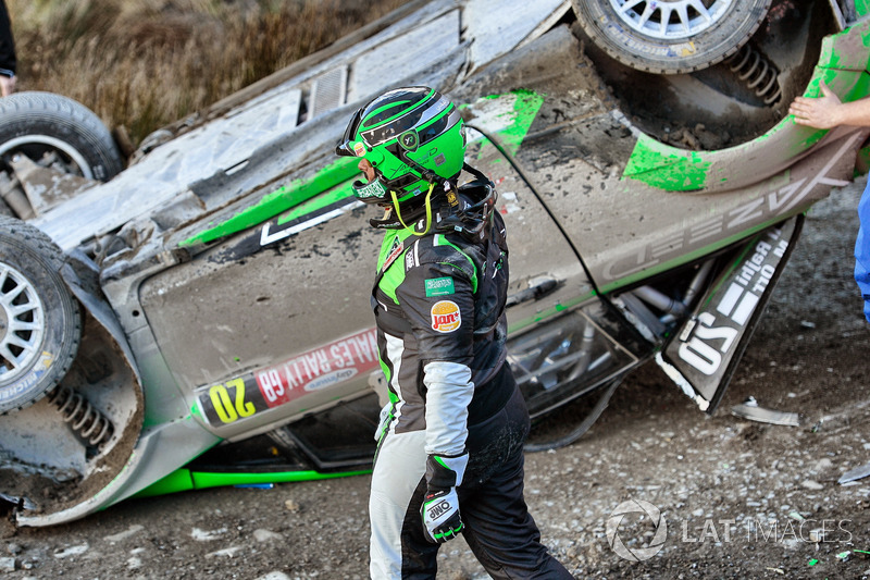 Crash: Yazeed Al Rajhi, Michael Orr, Yazeed Racing Ford Fiesta RS WRC
