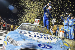 Yarış galibi Kevin Harvick, Stewart-Haas Racing, Ford Fusion Busch Light