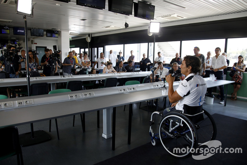Alex Zanardi steht den Medienvertretern gerne Rede und Antwort.