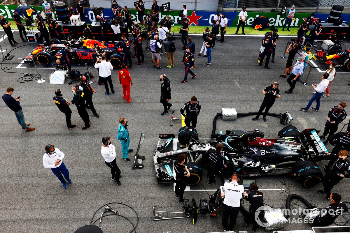 Mechanik di grid dengan mobil Max Verstappen, Red Bull Racing RB16B, dan Valtteri Bottas, Mercedes W12