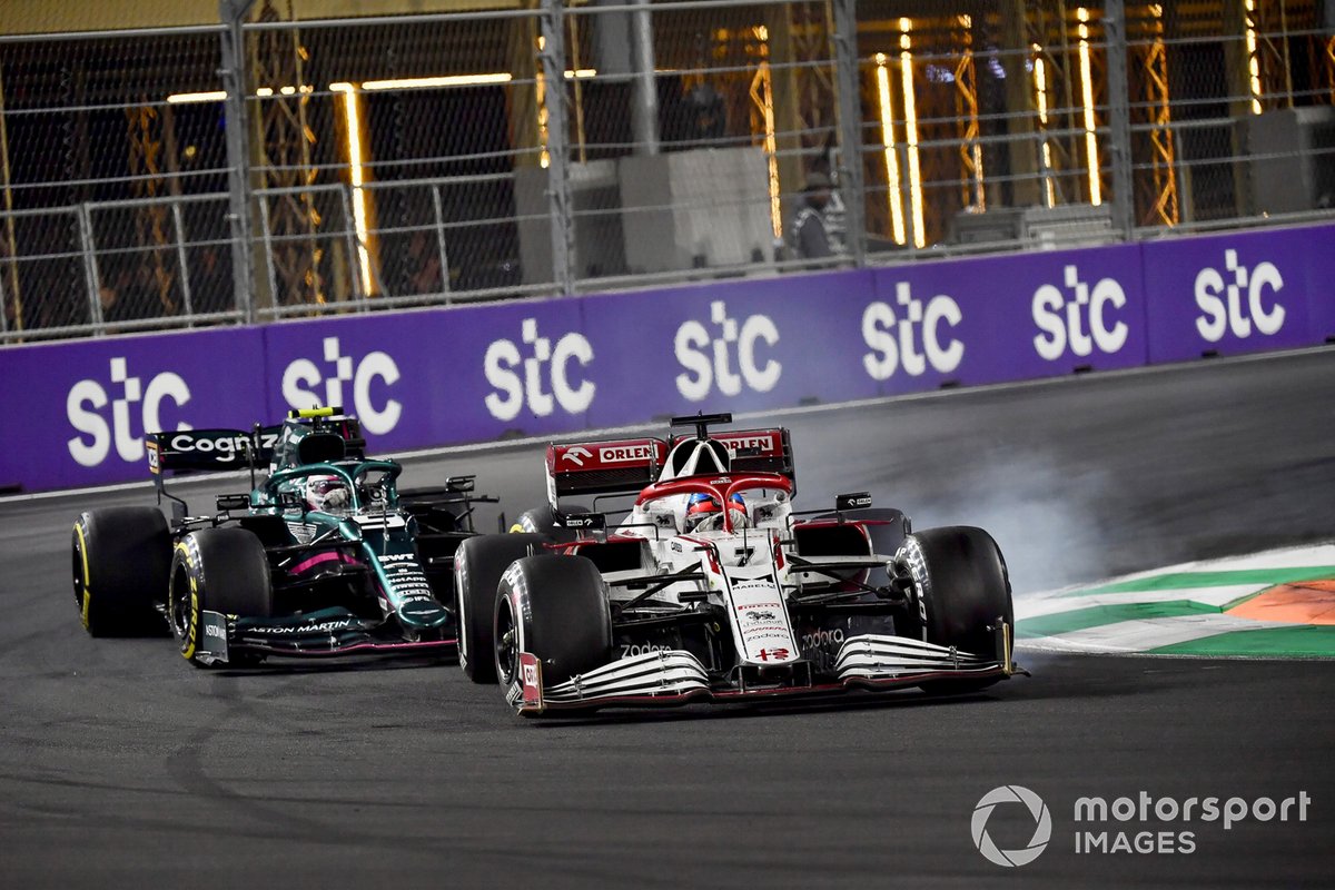 Kimi Raikkonen, Alfa Romeo Racing C41, Sebastian Vettel, Aston Martin AMR21
