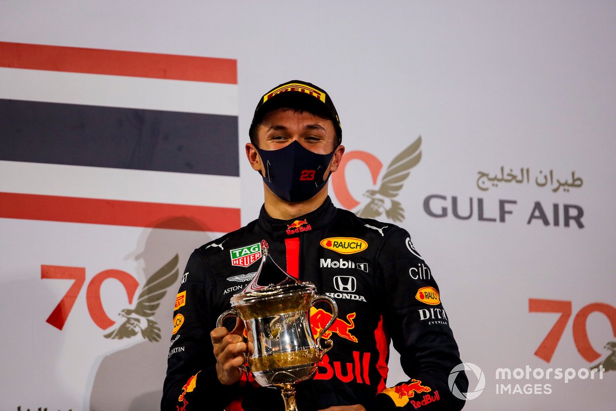 Alex Albon, Red Bull Racing, celebra su podio en Bahréin.