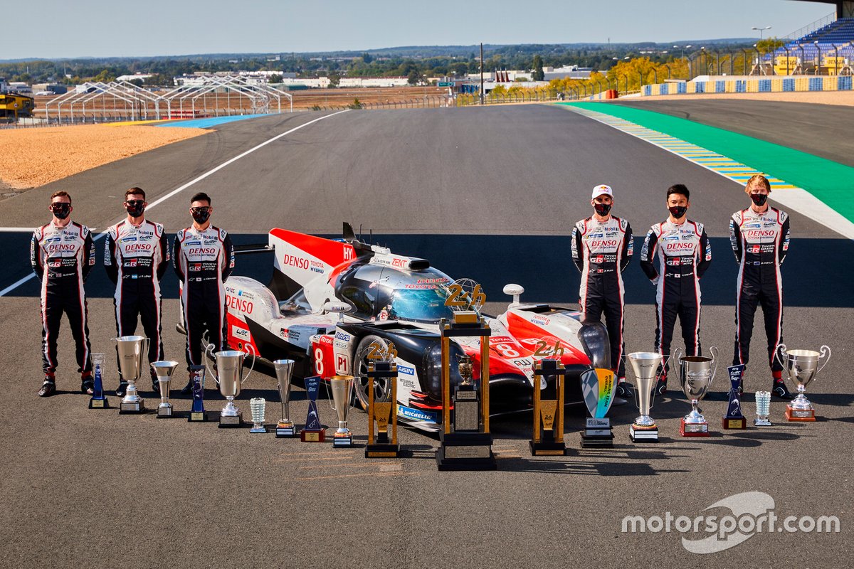 L'équipe Toyota Gazoo Racing avec la TS050 Hybrid et ses trophées