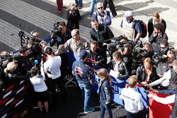 Daniil Kvyat, Red Bull Racing und Nico Rosberg, Mercedes AMG F1 Team im Gespräch mit der Presse