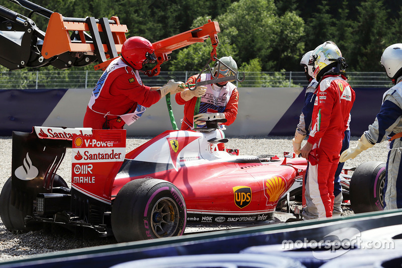 Sebastian Vettel, Ferrari SF16-H spins off the circuit in the second practice session