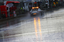 De FIA Safety Car in de pitlane in de hevige regen
