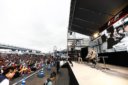Fernando Alonso, McLaren, Stoffel Vandoorne, McLaren, F1 Fanzone sahnesinde