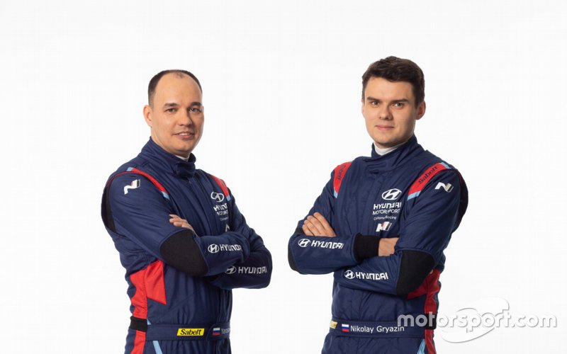 Николай Грязин и штурман Ярослав Федоров в цветах команды Hyundai Motorsport N