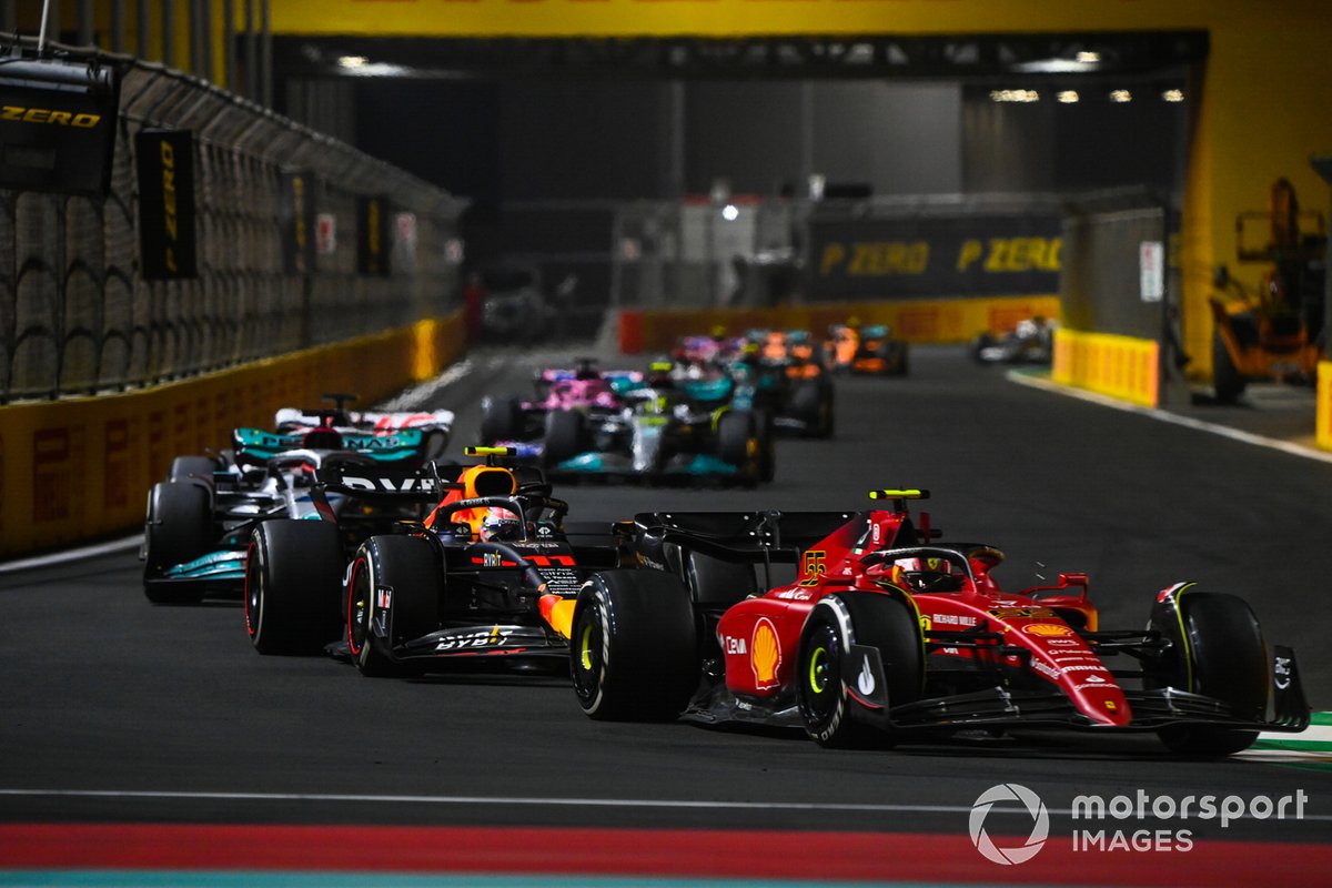 Carlos Sainz Jr., Ferrari F1-75, Sergio Pérez, Red Bull Racing RB18, George Russell, Mercedes W13, y el resto de la parrilla