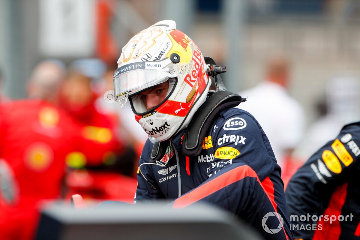 Verstappen, Red Bull Racing, baja de su monoplaza tras haber chocado.