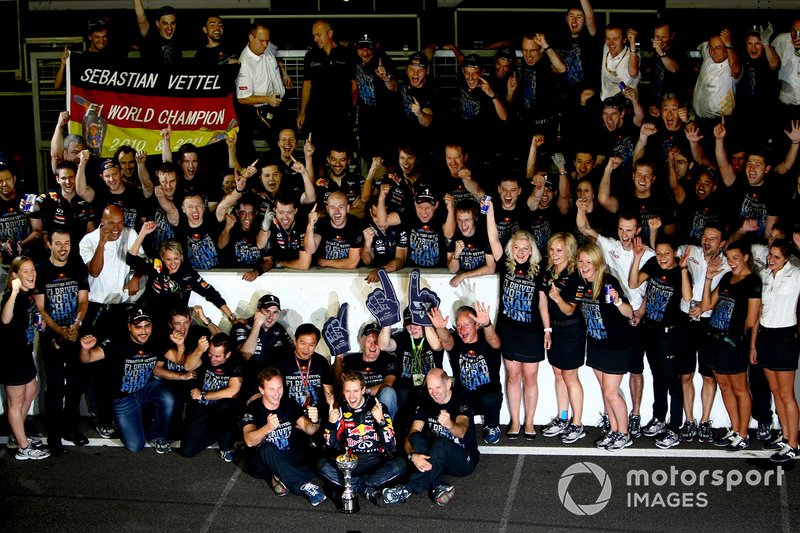 Sebastian Vettel, Red Bull Racing RB7, celebra su segundo campeonato mundial con su equipo
