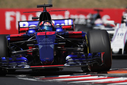 Daniil Kvyat, Scuderia Toro Rosso STR12, levanta una rueda sobre un bordillo