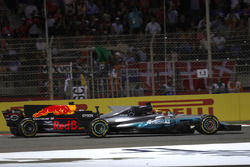 Lewis Hamilton, Mercedes AMG F1 W08; Daniel Ricciardo, Red Bull Racing RB13