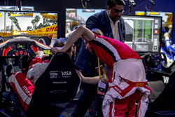 Nick Heidfeld feliciteert Olli Pahkala, Mahindra Racing