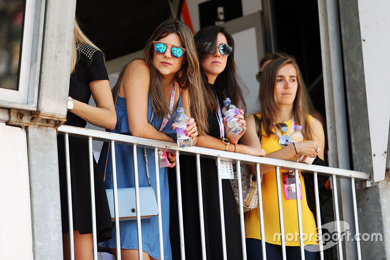 Fans auf dem Balkon