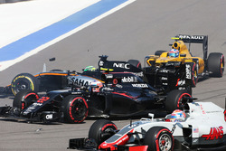 Nico Hulkenberg, Sahara Force India F1 VJM09 crashes at the start of the race with Jenson Button, Mc
