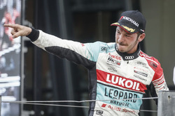 Podio: il vincitore della gara Tom Coronel, Boutsen Ginion Racing Honda Civic Type R TCR