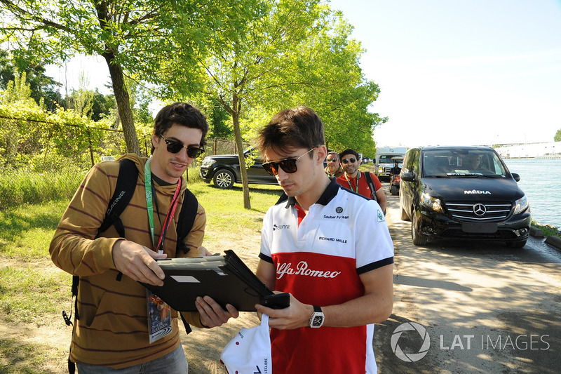 Charles Leclerc, Sauber signs, firma autografi ai tifosi