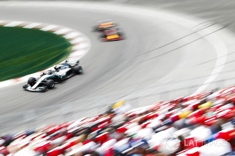 Валттері Боттас, Mercedes AMG F1 W09, попереду Макса Ферстаппена, Red Bull Racing RB14