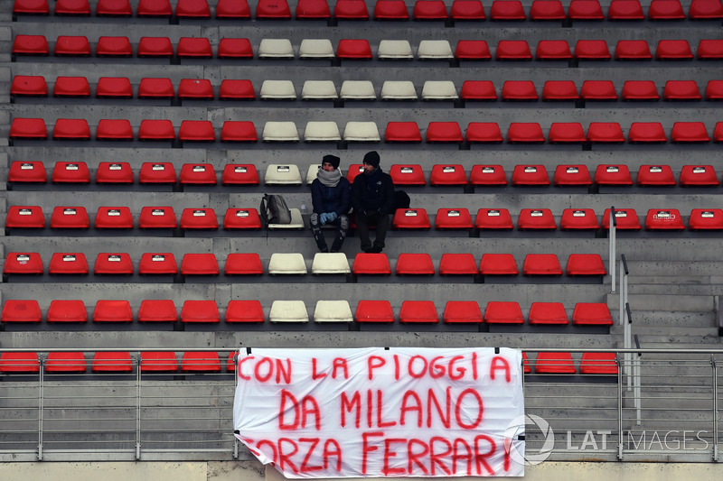 Tifosi con uno striscione