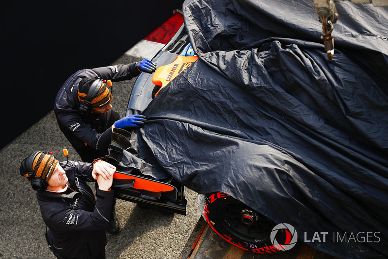 После аварии: McLaren MCL33 Фернандо Алонсо в боксах