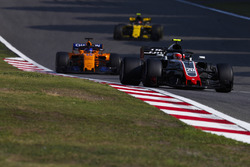 Кевін Магнуссен, Haas F1 Team VF-18 Ferrari, попереду суперників