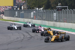 Nico Hulkenberg, Renault Sport F1 Team RS17, Carlos Sainz Jr., Renault Sport F1 Team RS17, Sergio Pe