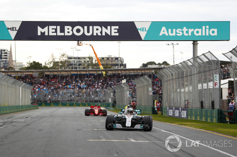 Lewis Hamilton, Mercedes AMG F1, festeggia la conquista della pole position sul rettilineo accanto ai box