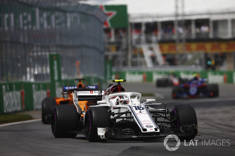 Charles Leclerc, Sauber C37, por delante de Fernando Alonso, McLaren MCL33