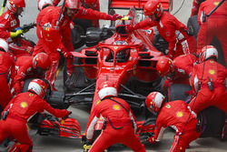 Kimi Raikkonen, Ferrari SF71H, effettua un pit stop
