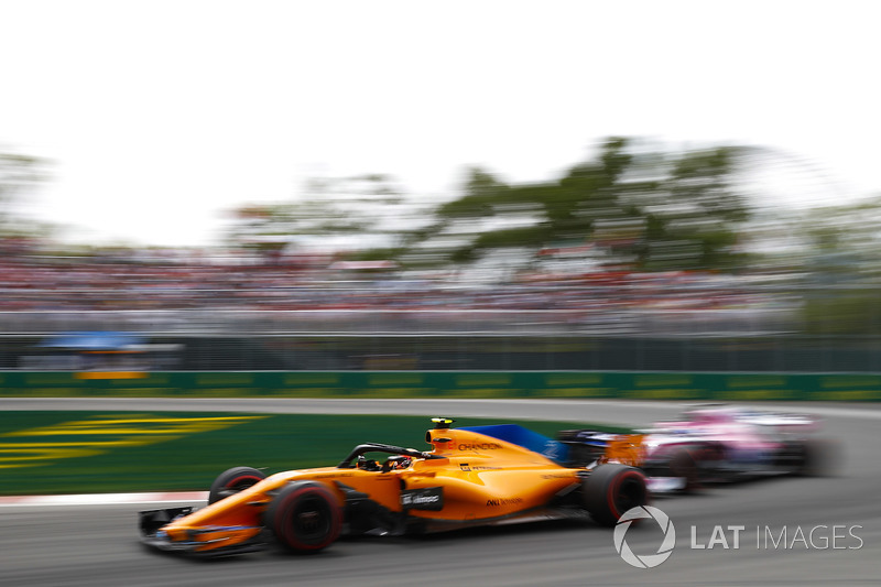 Stoffel Vandoorne, McLaren MCL33, por delante de un Force India