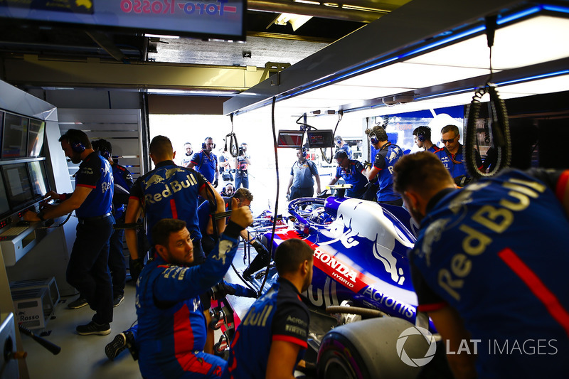 Mechanics Toro Rosso menangani mobil Brendon Hartley