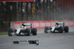 Lewis Hamilton en Nico Rosberg, Mercedes AMG F1 W07 Hybrid passeren brokstukken van de Sauber C35 va