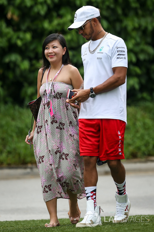 Lewis Hamilton, Mercedes AMG F1 signs an autograph