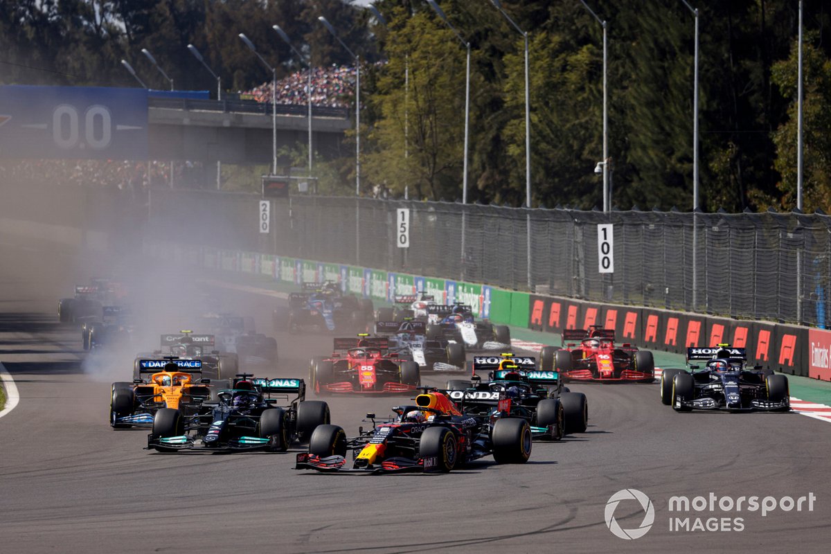 Max Verstappen, Red Bull Racing RB16B, Lewis Hamilton, Mercedes W12, Valtteri Bottas, Mercedes W12, Sergio Perez, Red Bull Racing RB16B, et le reste des monoplaces au départ
