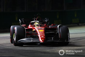 Leclerc scoort pole in enerverende F1-kwalificatie, Verstappen achtste