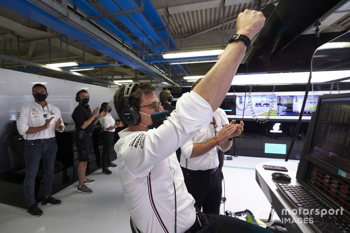 Toto Wolff, directeur exécutif, Mercedes AMG, fête la pole position de Lewis Hamilton