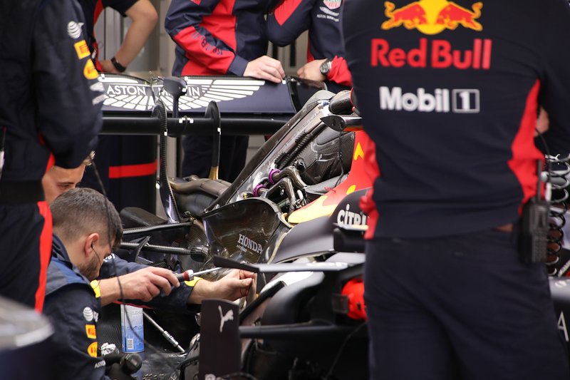 У Red Bull заднее крыло RB 16 держится на двух изогнутых пилонах