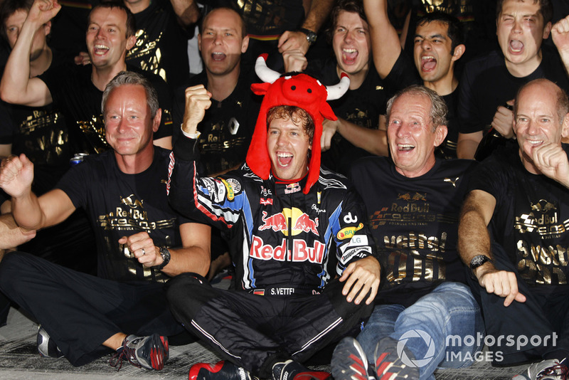 Sebastian Vettel, Red Bull Racing RB6, Helmut Marko, Danışman, Red Bull, Adrian Newey, Teknik Şef, Red Bull Racing ve takım şampiyonluğu kutluyor