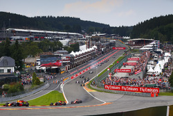 Max Verstappen, Red Bull Racing RB13, Daniel Ricciardo, Red Bull Racing RB13, Fernando Alonso, McLaren MCL32, on the opening la