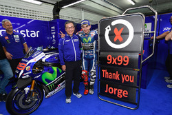 Jorge Lorenzo, Yamaha Factory Racing takım ile zaferini kutluyor