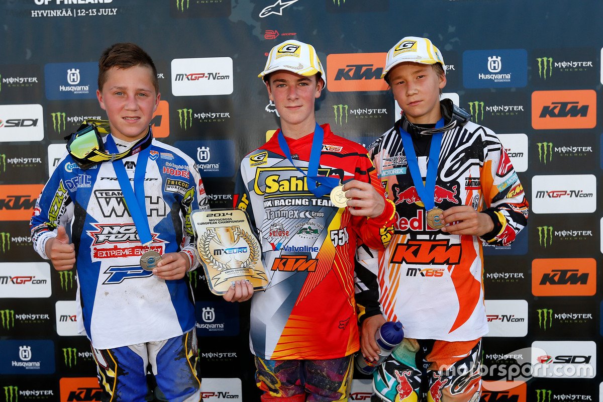 Archiefbeeld: Roan van de Moosdijk, Jago Geerts en Kim Savaste samen op het EMX85-podium in Finland (2014).