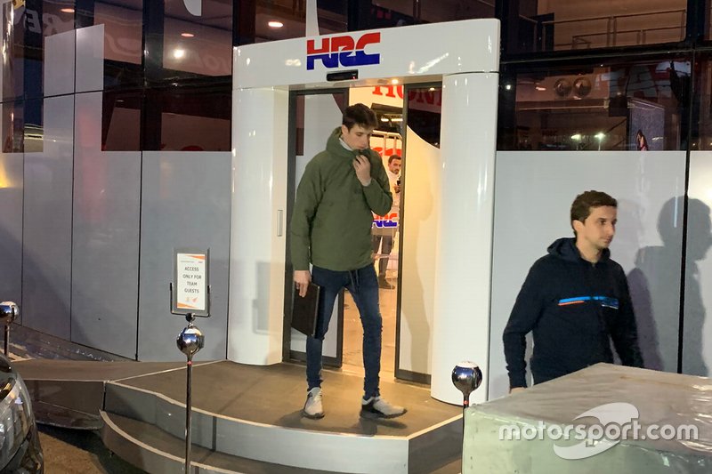 Alex Marquez, hace pocas horas saliendo del motorhome de Honda HRC en Valencia.