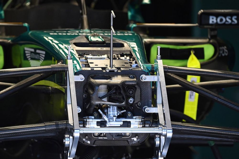 Aston Martin AMR23 detalle del panel frontal de la dirección