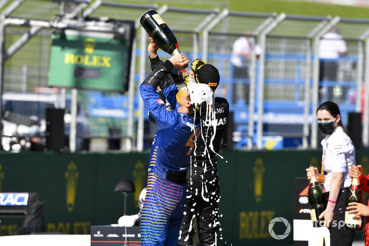 Lando Norris, McLaren célèbre son premier podium avec le trophée