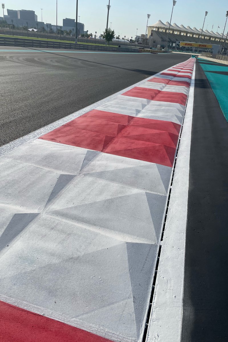 Detalle de los bordillos del circuito de Yas Marina, salida de la curva 9