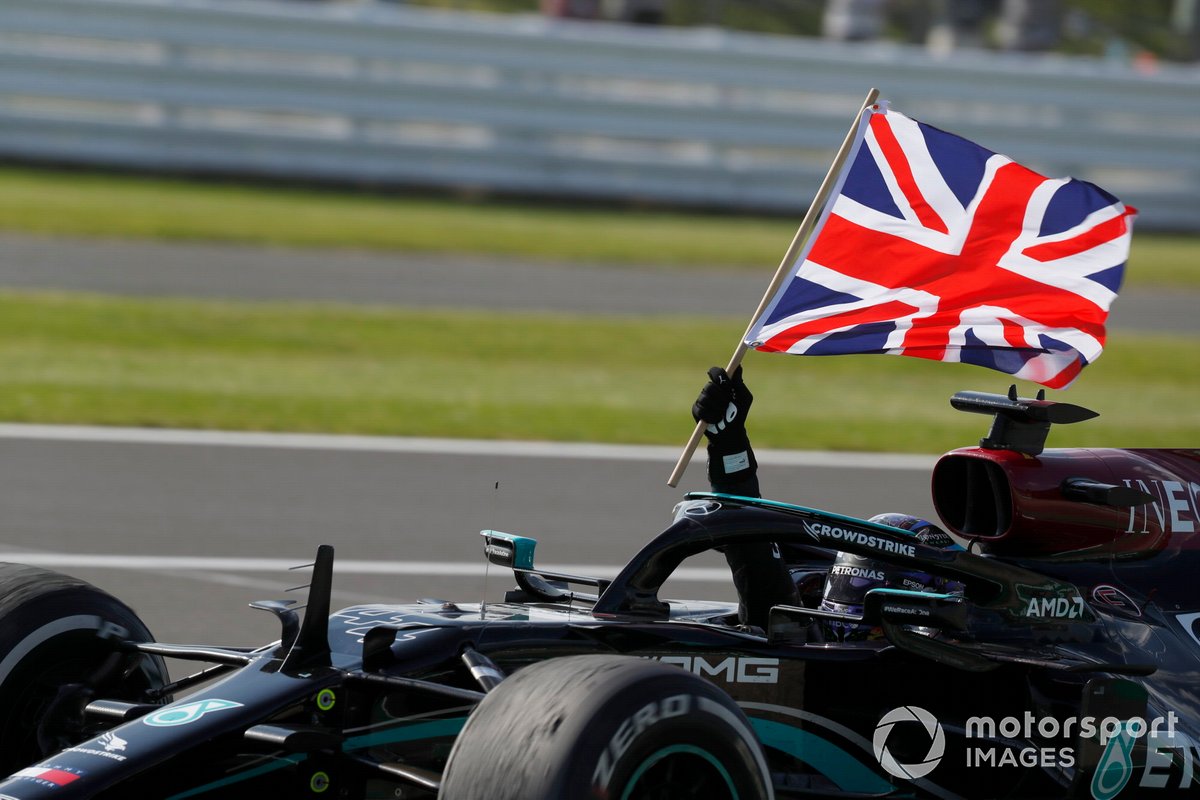 Hamilton viert overwinning op Silverstone.
